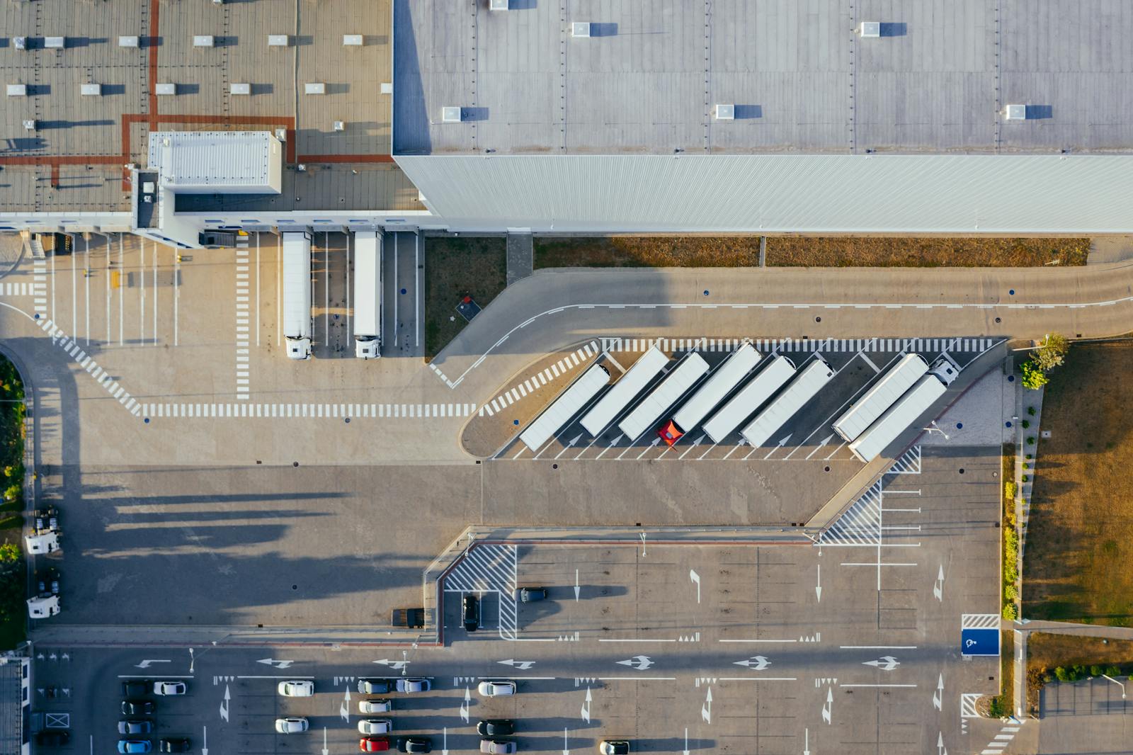 Centrum logistyczne z rampami i samochodami ciężarowymi z lotu ptaka