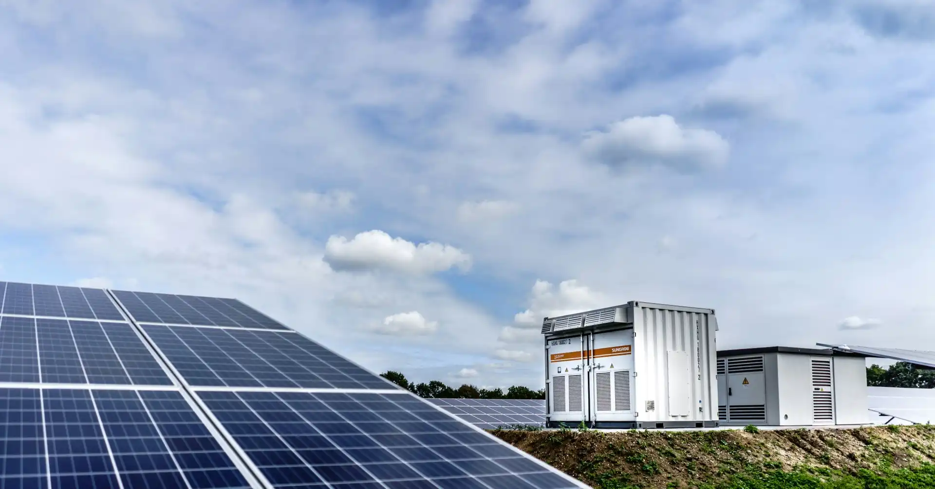 Techniczny magazyn energii przy farmie fotowoltaicznej w zielonym, europejskim krajobrazie